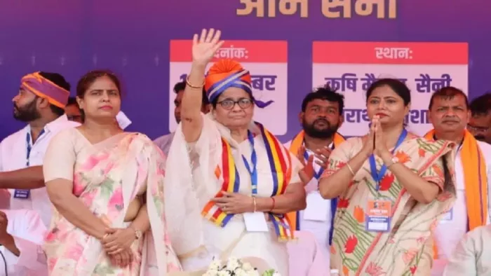 कौशांबी में जनसभा में कार्यकर्ताओं का अभिवादन स्वीकार करतीं कृष्णा पटेल व अन्य।- जागरण आर्काइव