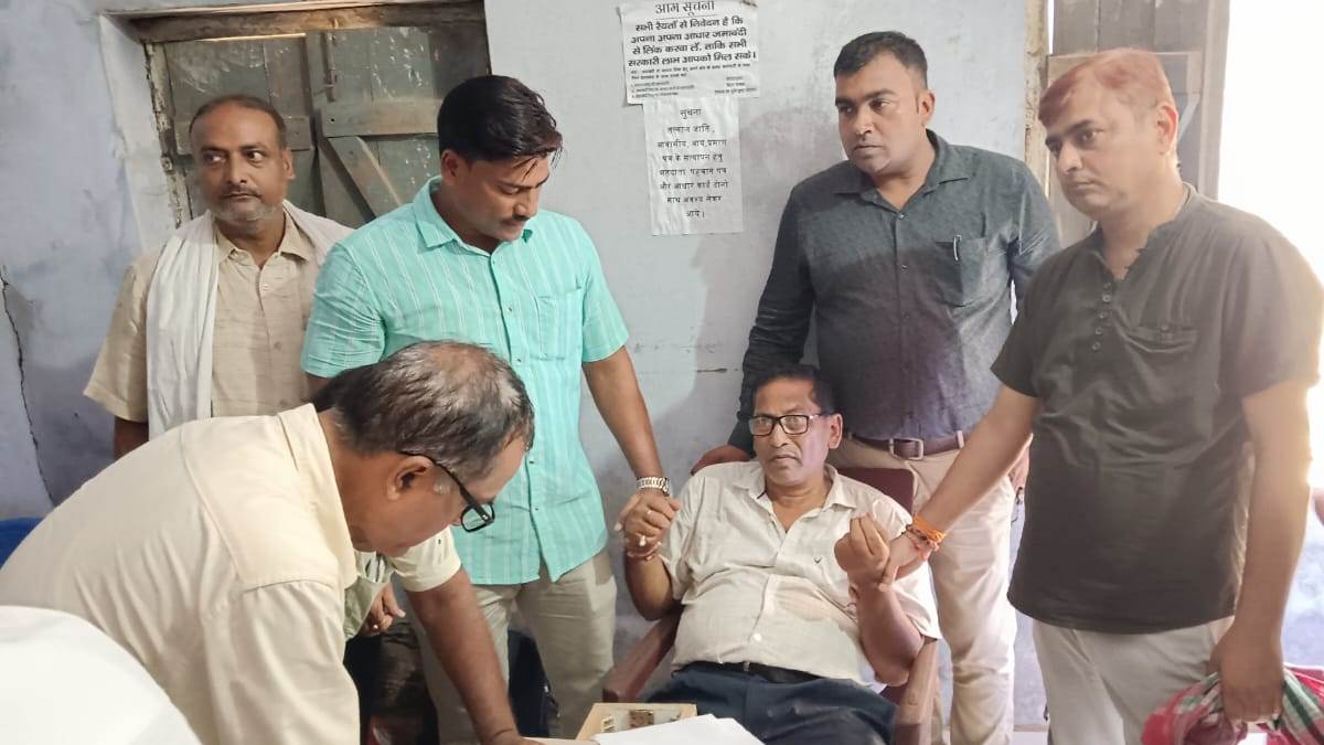 revenue officials arrested for taking bribe from retired air force personnel for mutation in jehanabad