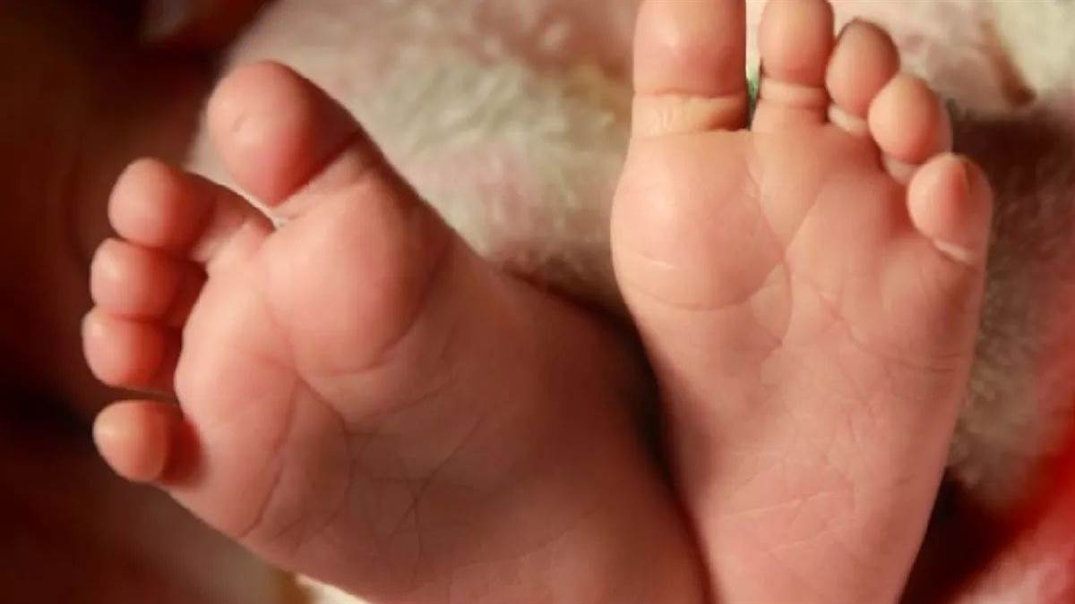 gorakhpur news childs death under suspicious circumstances mother accuses father
