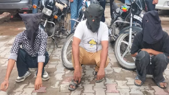 पकड़े गए वाहन चोर पुलिस की हिरासत में। साथ में चोरी की गई बाइकें।