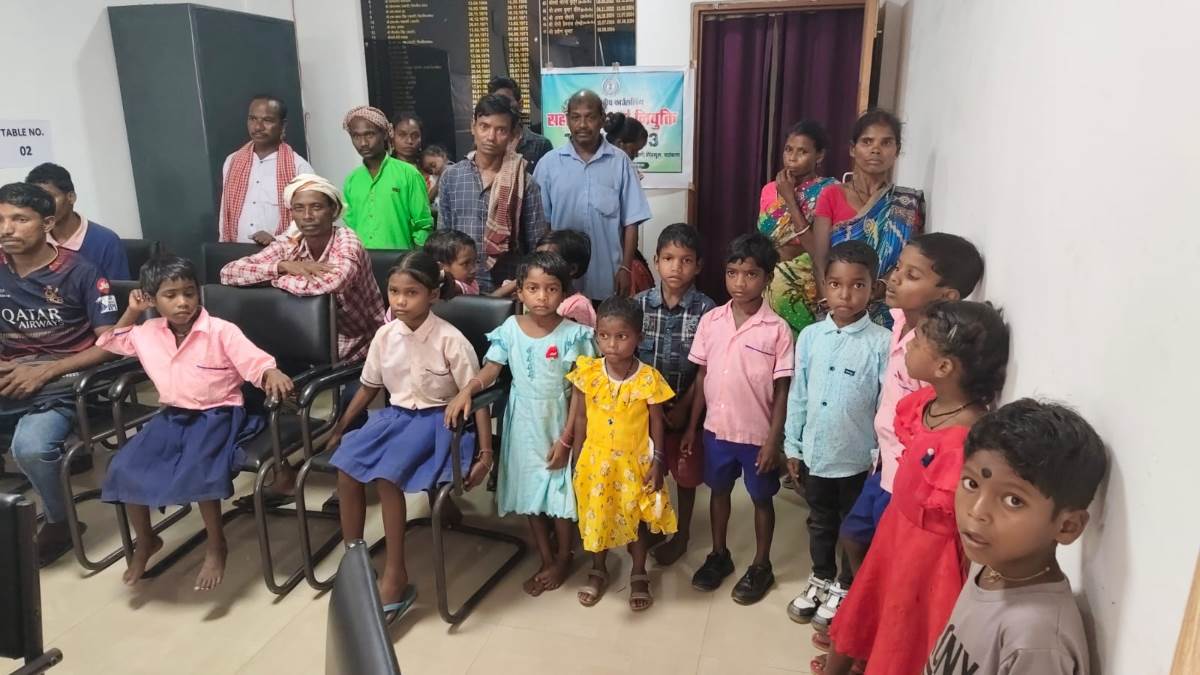paschimi singhbhoom news students travel 70 km for aadhaar card