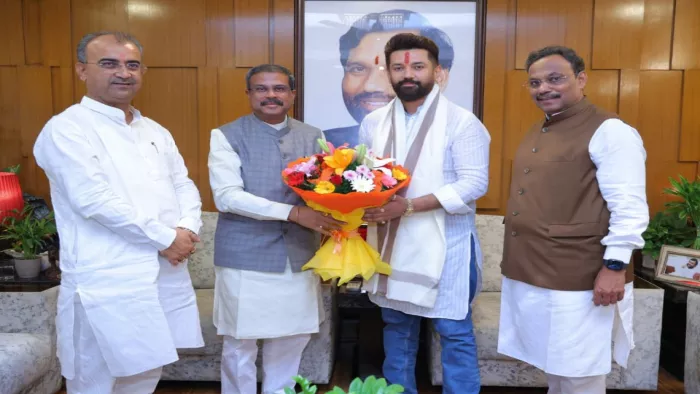 चिराग पासवान से मिलने पहुंचे भाजपा नेता