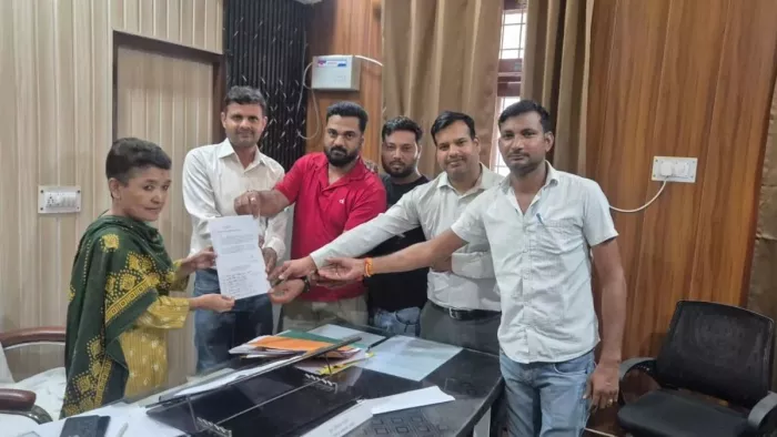 मनरेगा कर्मियों ने सीएम आवास कूच किया।