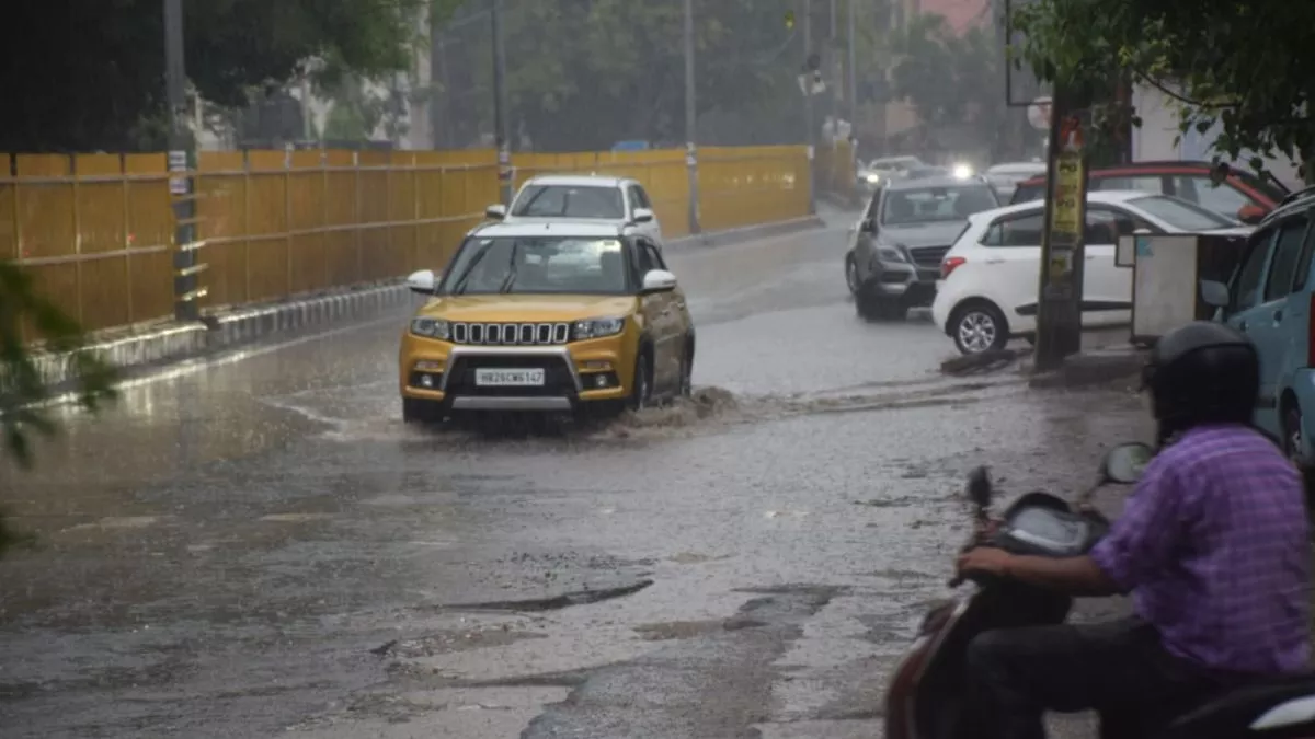 दिल्ली-NCR में तेज हवाएं और बारिश ने कराया गुलाबी ठंड का एहसास, IMD ने जारी किया अलर्ट
