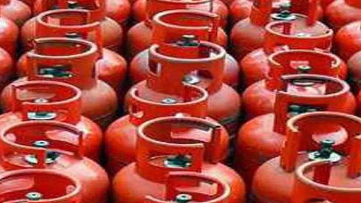 dhanbad news illegal gas refilling business thriving posing safety risks