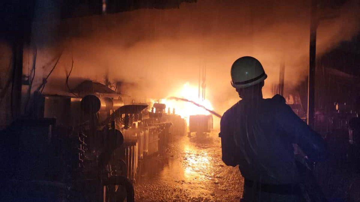 dhanbad news lightning strikes transformer repair shop causes fire