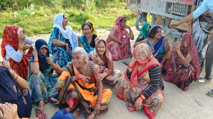 घाटमपुर के नेयवेली पावर प्लांट के बाहर बैठे लोग। जागरण