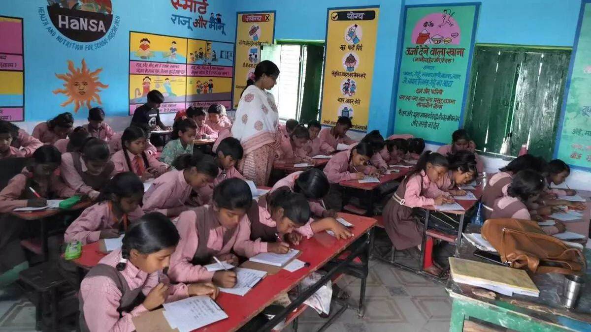 decline in enrollment in government schools in gonda