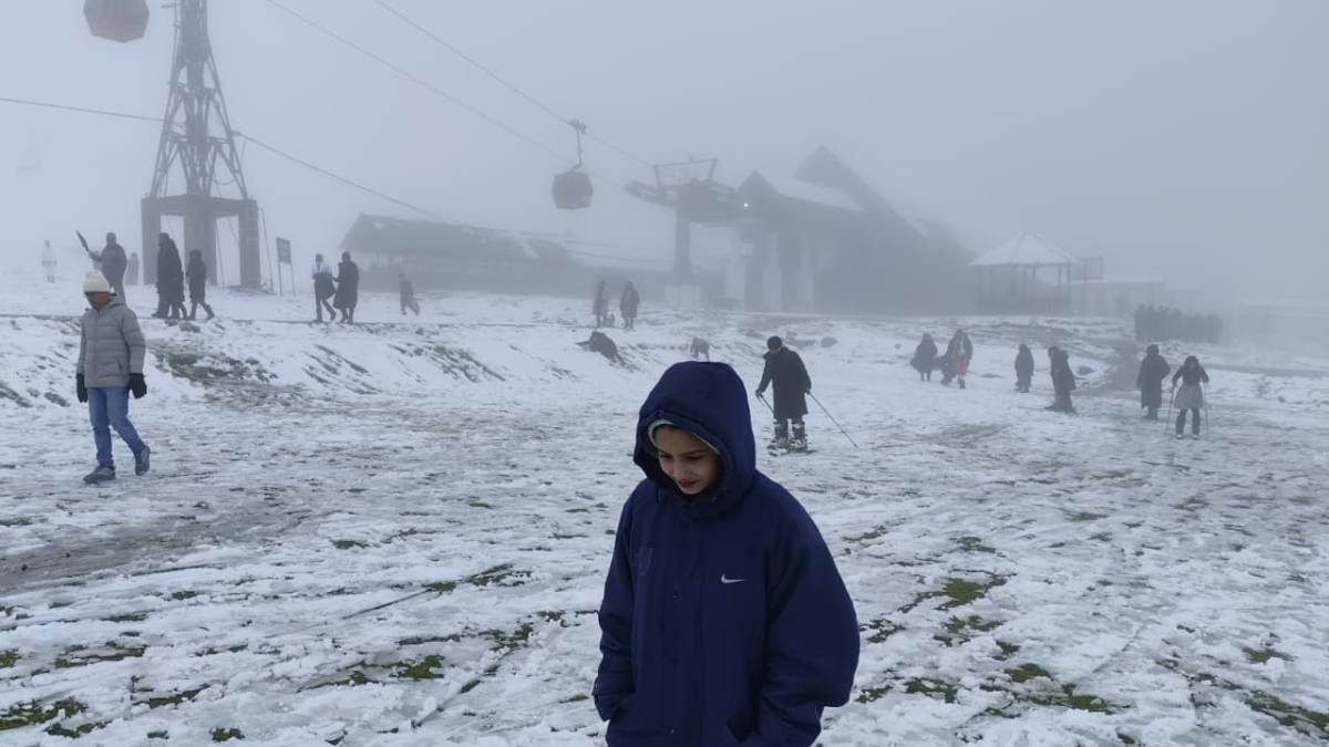 fresh snowfall in kashmir travel disrupted temperatures plummet check photos and video of snowfall