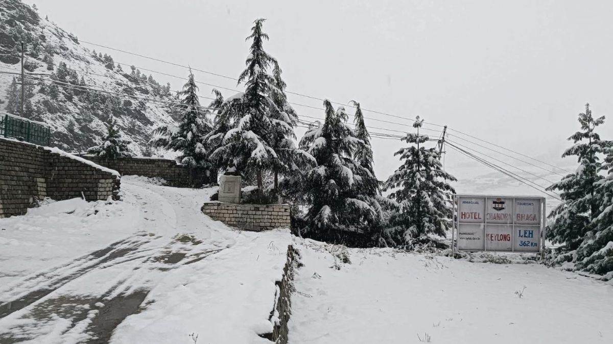 snowfall in himachal rohtang pass manali and lahaul spiti tourists destinations