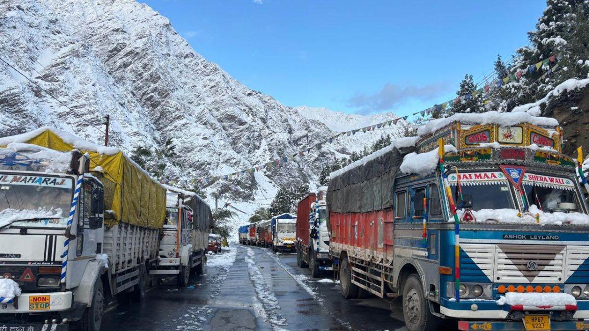 snowfall in himachal rohtang pass manali and lahaul spiti tourists destinations