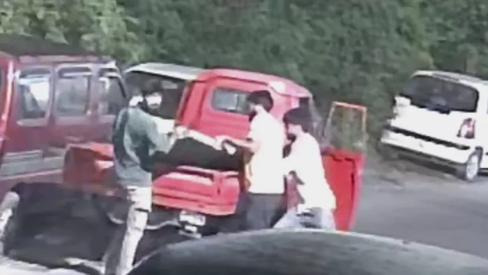 ग्रेटिंग चोरी की यह घटनाएं शहर के विभिन्न मुहल्लों में लगे सीसीटीवी कैमरे में कैद हुई है।