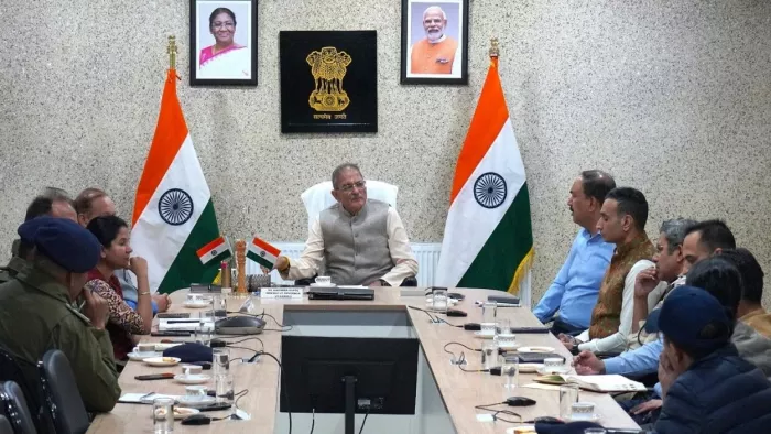 लेह में बैठक में जिला के सुरक्षा हालात के बारे में जानकारी लेते लद्दाख के उपराज्यपाल फोटो (सूचना विभाग)