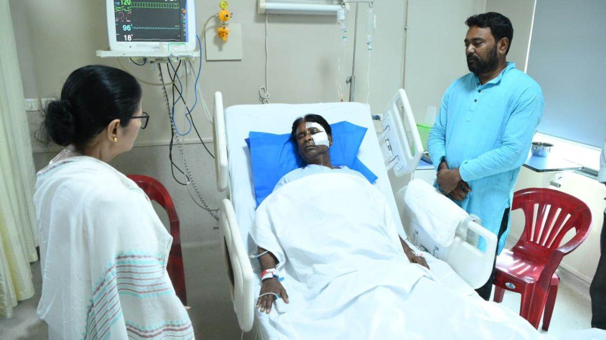 mamata banerjee meets injured bjp mp khagen murmu in siliguri hospital