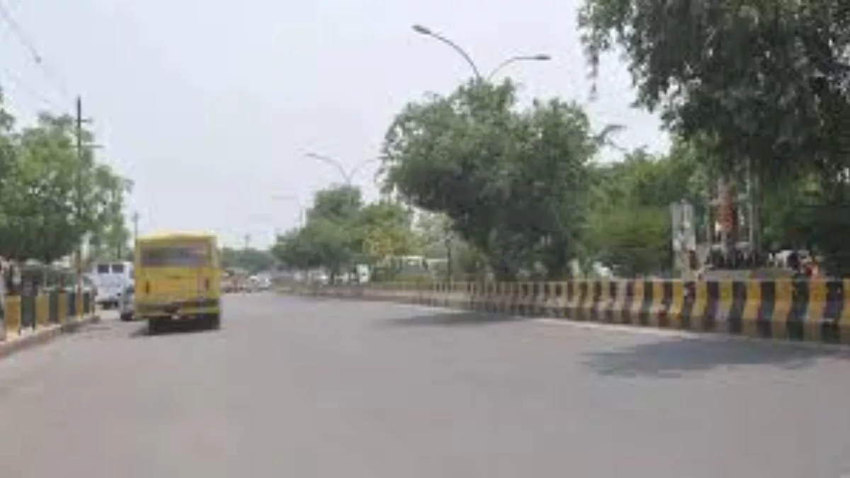 गजब! 1100 की जगह 400 मीटर सड़क बनाकर छोड़ दी, SUDA निदेशक ने दिए कार्रवाई के आदेश