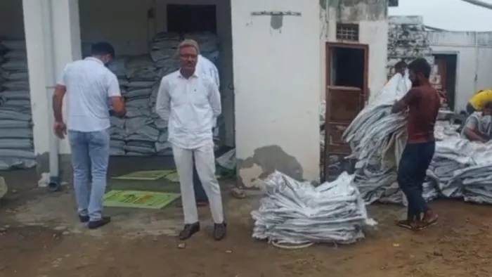 यहां पर की जा रही थी खाद की मिलावट। फोटो सौजन्य- जागरण