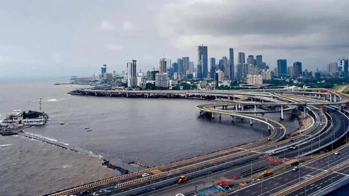 mumbai car accident four wheeler plunges into sea driver rescued