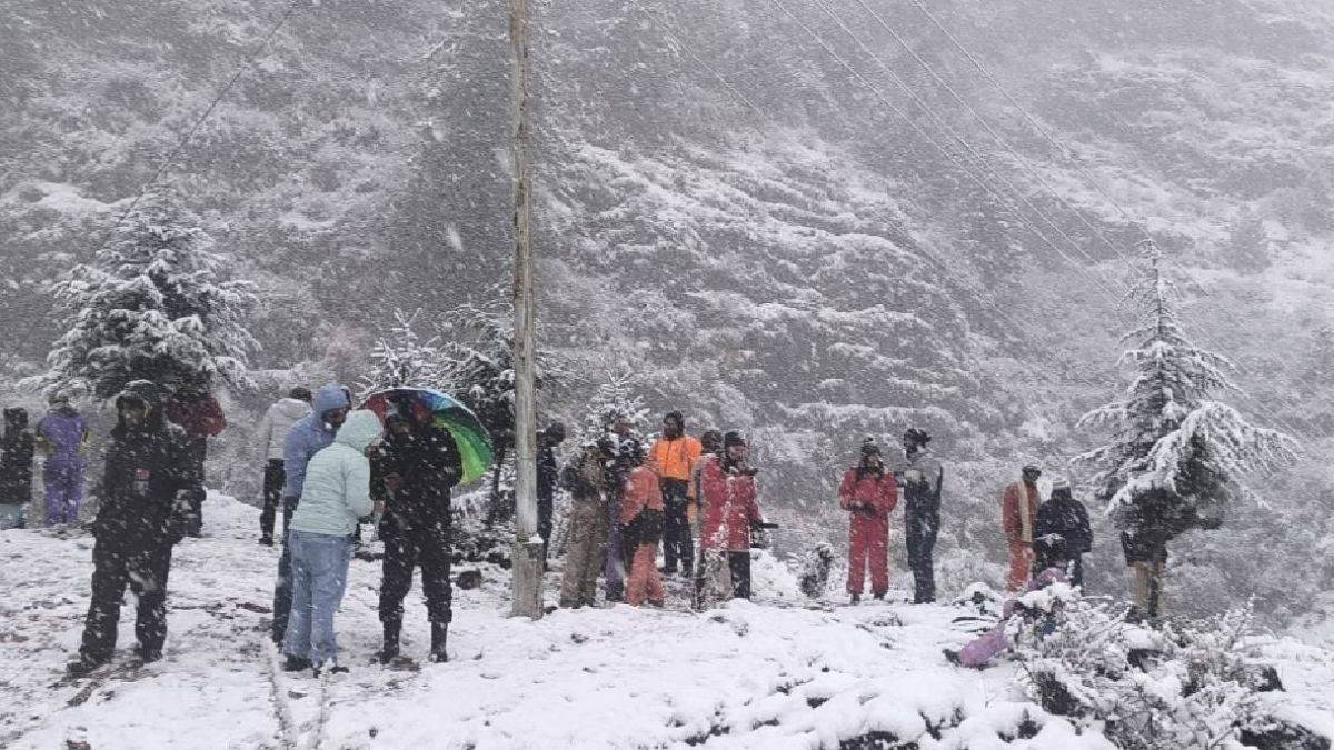 snowfall in jammu and kashmir cold wave to intensify today with heavy rain risk of landslides in many areas