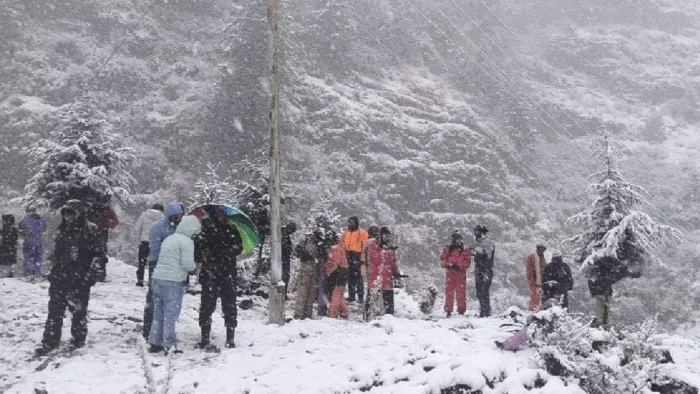 मैदानी क्षेत्र में वर्षा ने बढ़ाई परेशानी, पहाड़ों पर बिछी सफेद चादर। फाइल फोटो