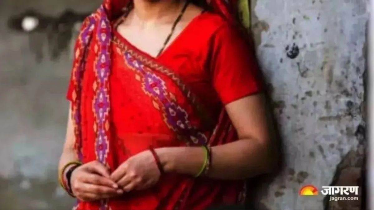 ncr noida news 14 lakh theft at ats dolce society domestic helpers protest