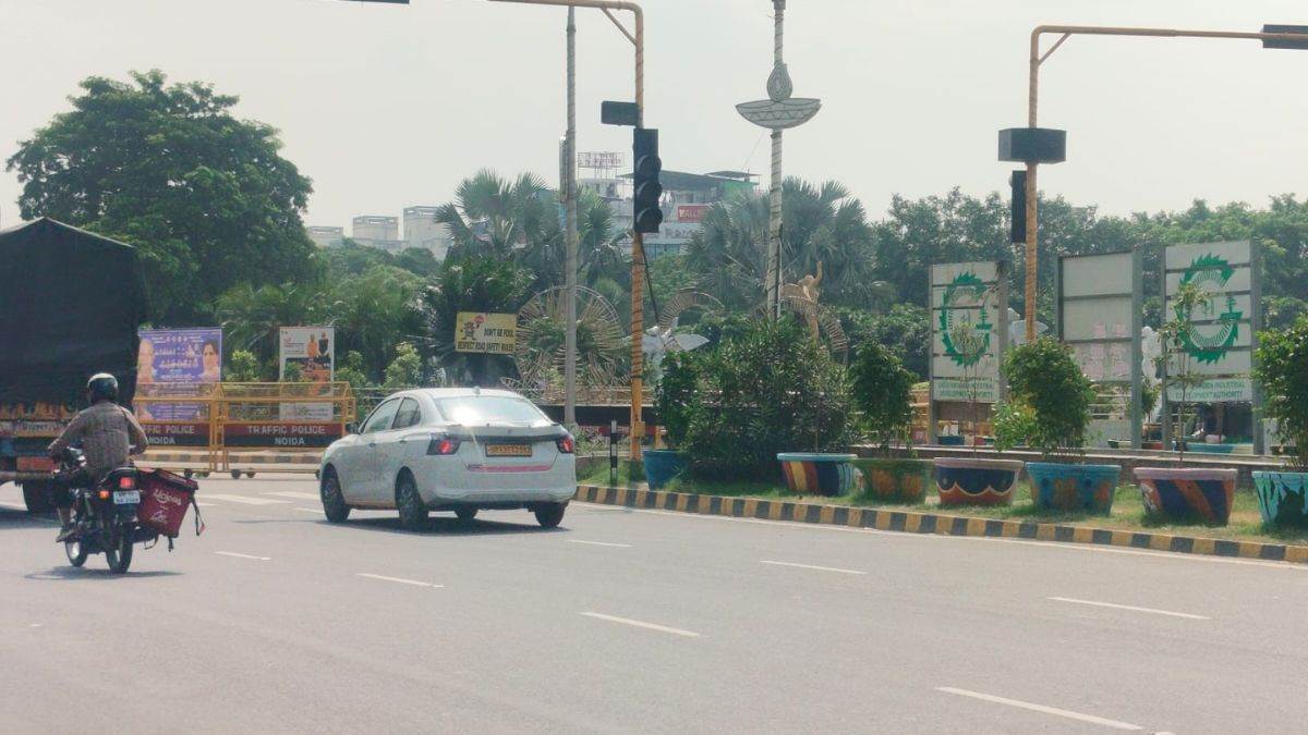ncr broken traffic signals disrupt noida traffic flow
