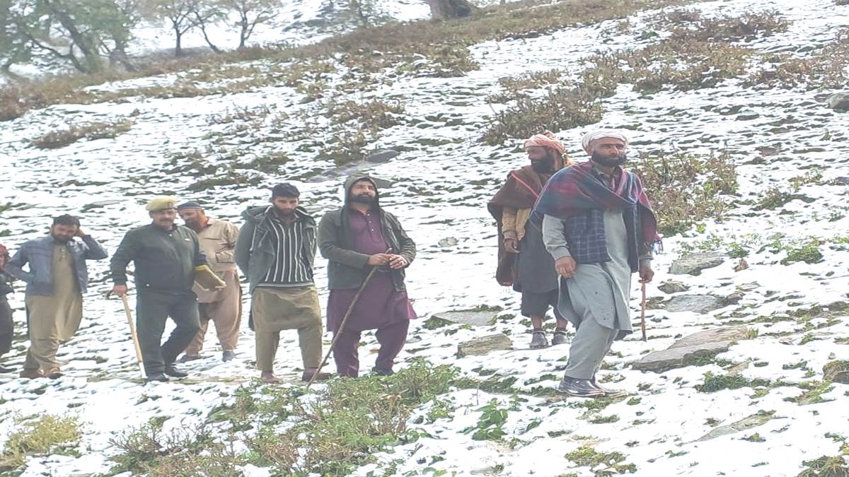 udhampur news police rescue nomadic families stranded in ramban snowfall