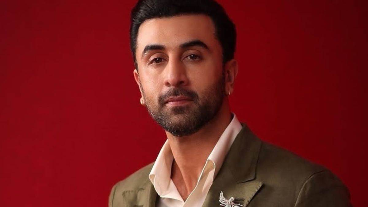 ranbir kapoor helps injured women on delhi airport fans praises ramayana actor