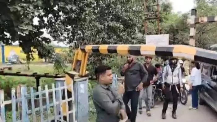 बेकाबू गति से दौड़ रही कार ने रेलवे फाटक में मारी टक्कर।
