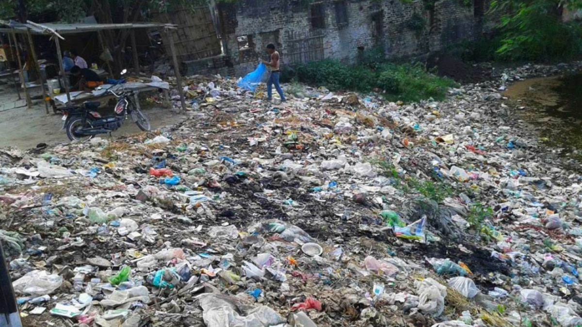 samastipur news toilet waste flows into rivers in patori waterlogging poses a risk of epidemics