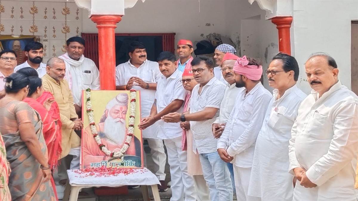 maharishi valmiki jayanti celebrated at samajwadi party office in varanasi