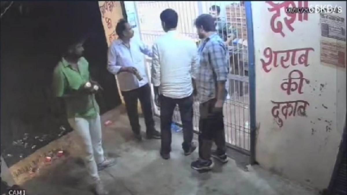 revolver brandished a wine shop salesman over beer in lalganj at pratapgarh
