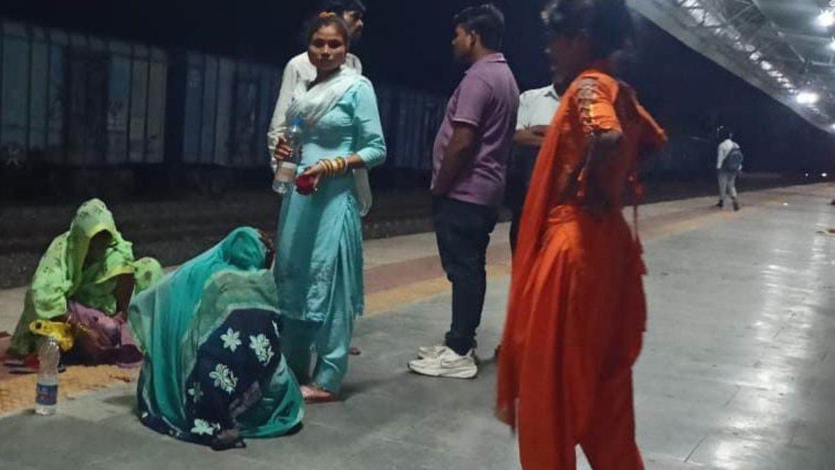 mahoba news woman delivers baby on up sampark kranti express