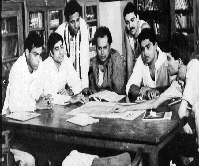 अमिताभ बच्चन ने बॉलीवुड में पूरा किया 52 साल का सफर, शेयर की डेब्यू फिल्म  की तस्वीरें - Amitabh Bachchan complete 52 years journey in Bollywood,  shares photos of debut film