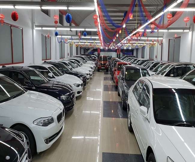 https://www.jagranimages.com/images/newimg/07112021/07_11_2021-car_showroom_kanpur_22184487_115741595.jpg