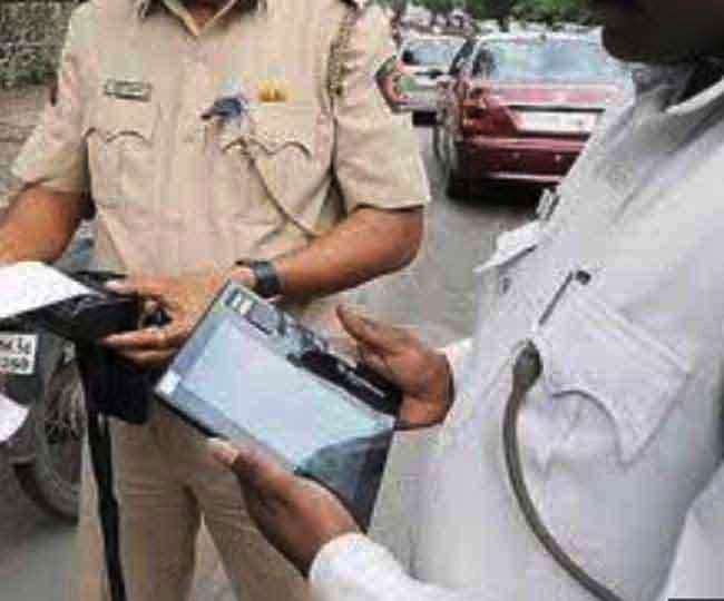 यातायात पुलिस की ओर से काटा गया एक चालान रिसीव करवाया।