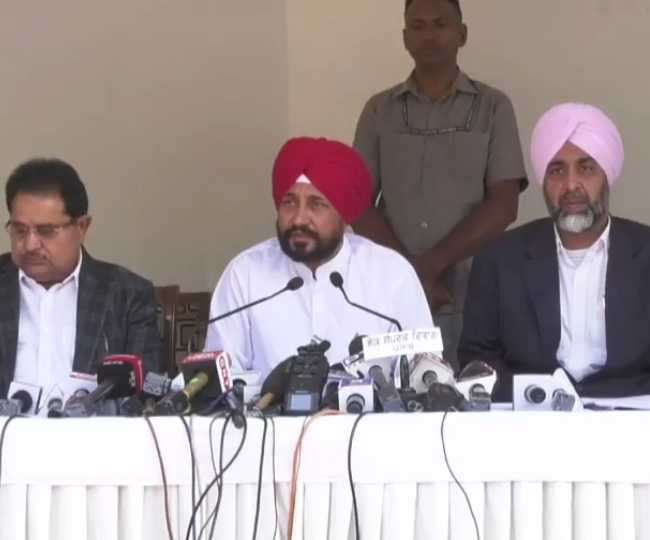 पंजाब कैबिनेट के फैसलों की जानकारी देते सीएम चरणजीत सिंह चन्नी।