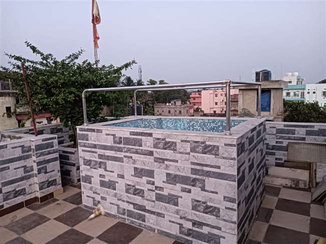 घाटों में भीड़-भड़ाका ना करके कोई छत पर तो कोई घर के आंगन में पूजा कर रहा है