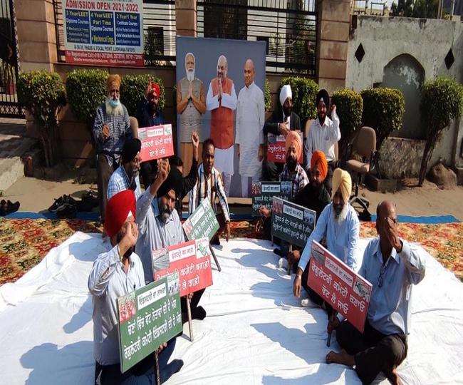 Entrepreneurs protest at Gill Road for the sixth day to bring steel prices under control. (Jagran)