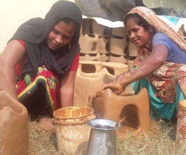 बिहार में छठ के लिए चूल्हे बना रहीं मुस्लिम महिलाएं। फाइल तस्‍वीर।
