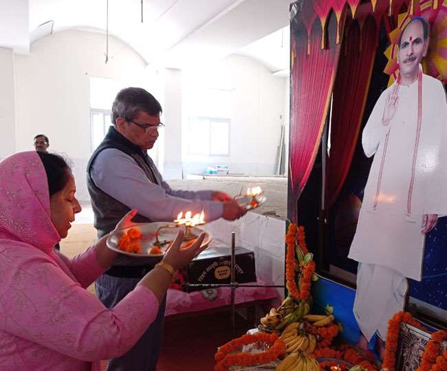 sudhanshu maharaj said a true devotee works happily even in adversity