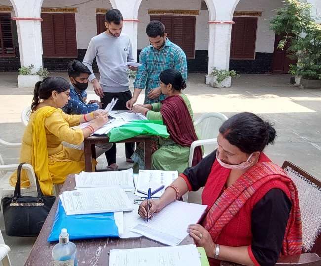 voter list in many districts including meerut voters saw the voter list removed flaws filled new forms