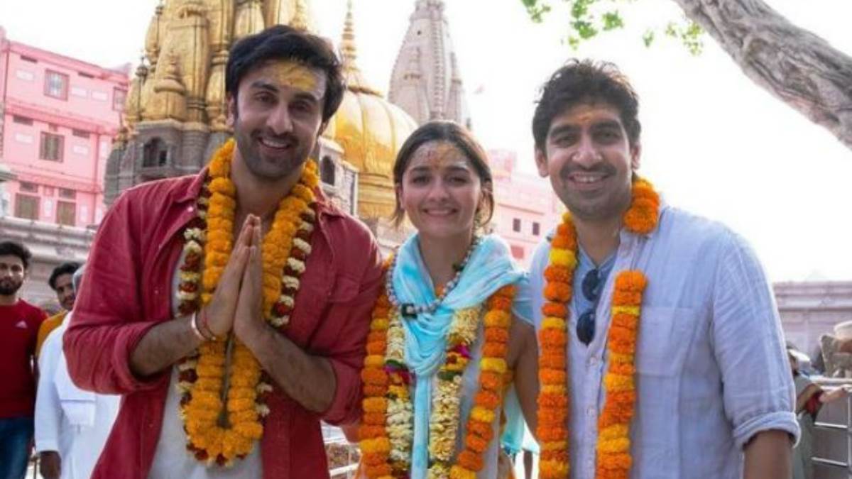 https://www.jagranimages.com/images/newimg/07112022/07_11_2022-ayan_meets_alia-ranbir_baby_23189188.jpg
