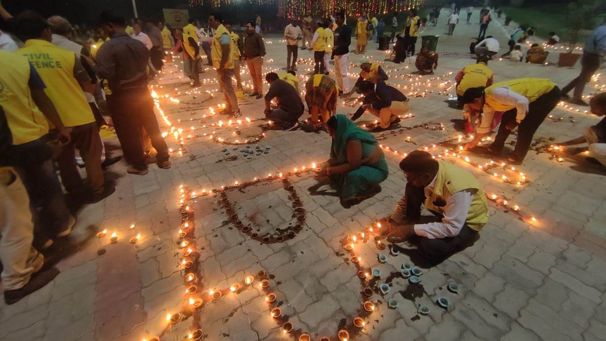 https://www.jagranimages.com/images/newimg/07112022/07_11_2022-dev_deepawali_23187794_212016883.jpg