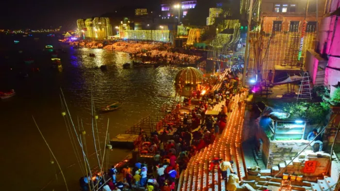 देवदीपावली पर वाराणसी के पंचगंगा और आसपास के घाटों पर की गई सजावट।