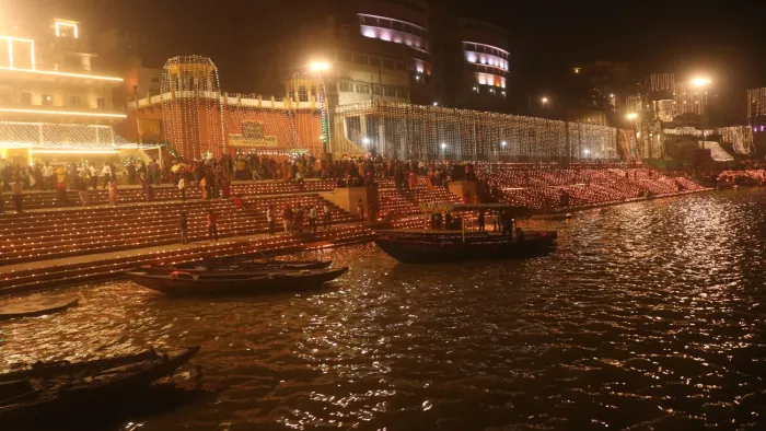 वाराणसी में देव दीपावली के मौके पर गंगा घाटों पर की गई दीपों की सजावट।