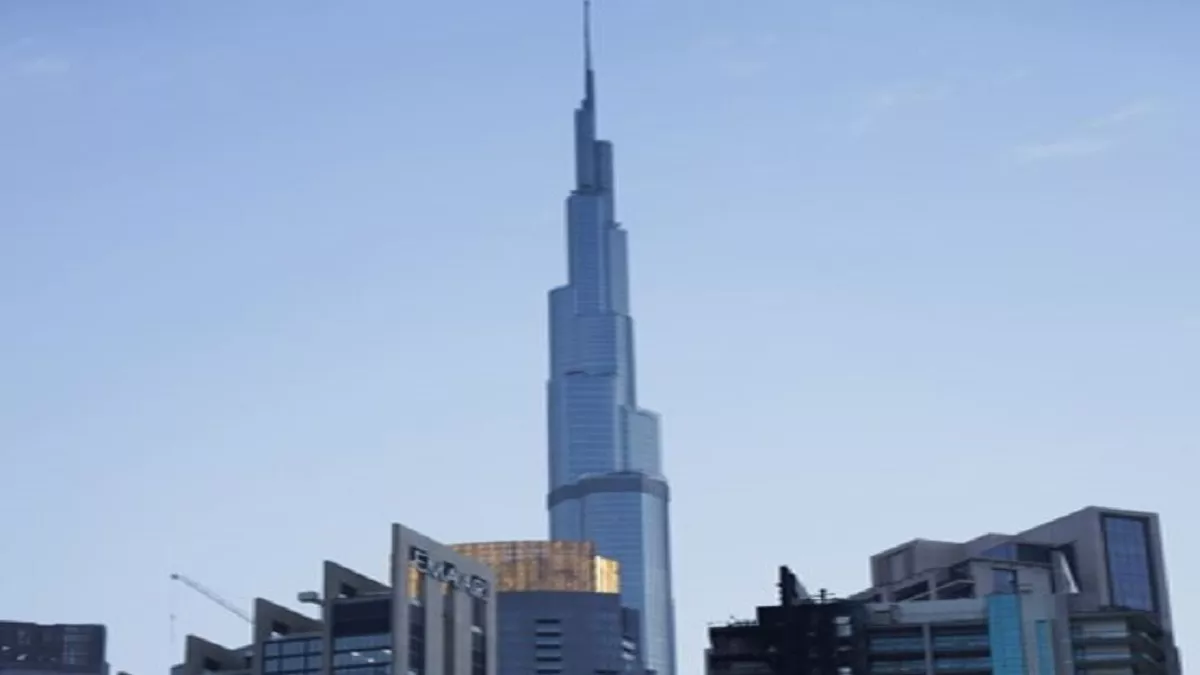 Dubai Fire: बुर्ज खलीफा के पास 35 मंजिला इमारत में लगी आग - Dubai fire  races up high-rise near world's tallest building