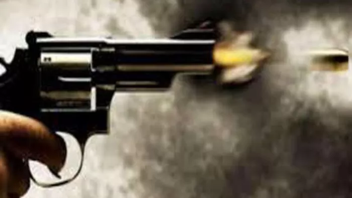 पश्चिम चंपारण में फायरिंंग की घटना के दौरान हो रही थी तरह-तरह की चर्चा। प्रतीकात्मक तस्वीर