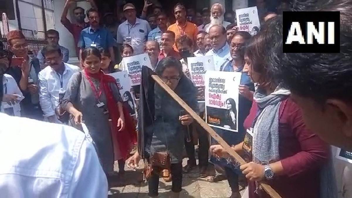https://www.jagranimages.com/images/newimg/07112022/07_11_2022-kerala_hijab_protest_23187869.jpg
