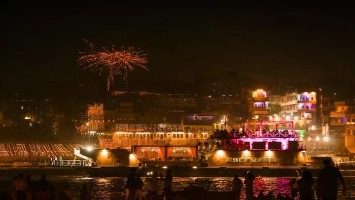 देवदीपावली के आयोजन को लेकर पीएम और सीएमने ट्वीट कर बधाई दी और कई तस्वीरें भी शेयर की।