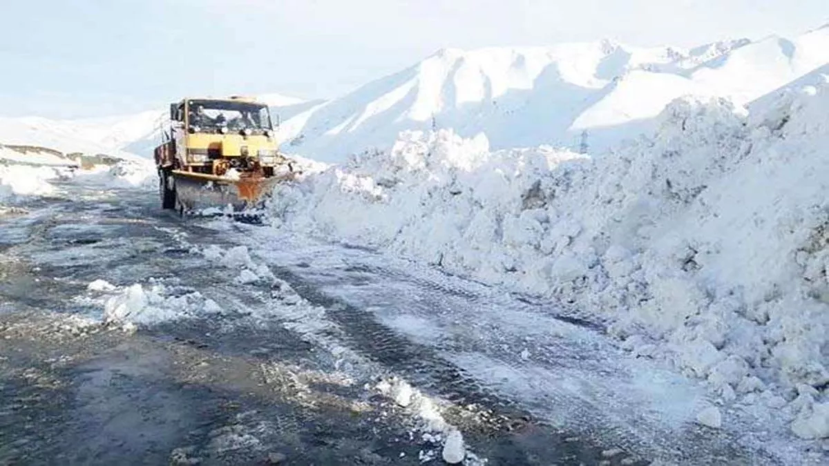 Jammu Kashmir : मुगल रोड, श्रीनगर-लेह हाईवे के बाद जम्मू-श्रीनगर हाईवे भी बंद, कई वाहन फंसे